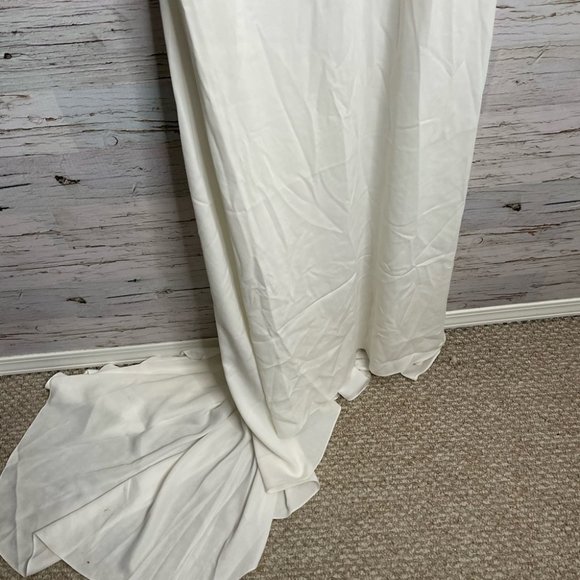 Carmen Marc Valvo C90042 Wedding Dress V Neck size 8 - Picture 4 of 11